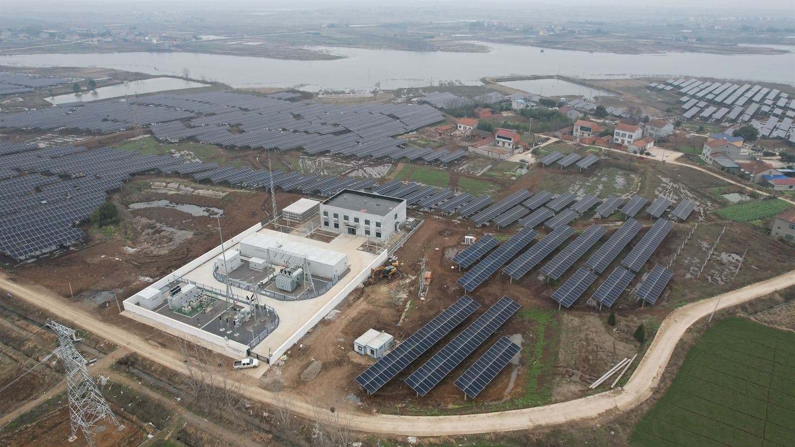 宜城谭湾水库光储一体光伏项目阵列与110kV升压站航拍实景